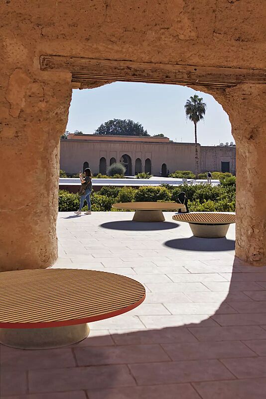 sitzelement-conics__shoKAT0070553 Sitzelemente CONICS mit Jatobaholzbelattung, HPC-Beton in hellgrau, Stahlteile in RAL 3003 rubinrot sowie RAL 8024 beigebraun