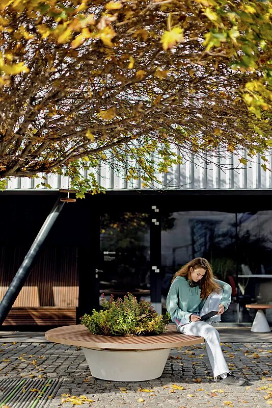 sitzelement-conics__shoKAT0070555 Sitzelement CONICS mit Jatobaholzbelattung, HPC-Beton in hellgrau, inkl. Pflanzeinfassung, Stahlteile in RAL 3016 korallenrot