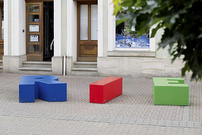 <div id="container" class="container">Sitzbuchstaben LETTER LINE in RAL 5015 himmelblau, RAL 3020 verkehrsrot und RAL 6018 gelbgrün</div>