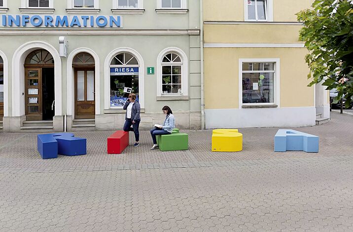 <div id="container" class="container">Sitzbuchstaben LETTER LINE in RAL 5015 himmelblau, RAL 3020 verkehrsrot, RAL 6018 gelbgrün, RAL 1018 zinkgelb und RAL 5012 lichtblau</div>