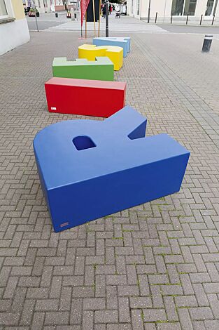 <div id="container" class="container">Sitzbuchstaben LETTER LINE in RAL 5015 himmelblau, RAL 3020 verkehrsrot, RAL 6018 gelbgrün, RAL 1018 zinkgelb und RAL 5012 lichtblau</div>