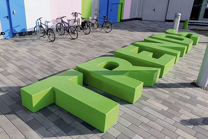 Sitzbuchstaben LETTER LINE in RAL 6037 reingrün