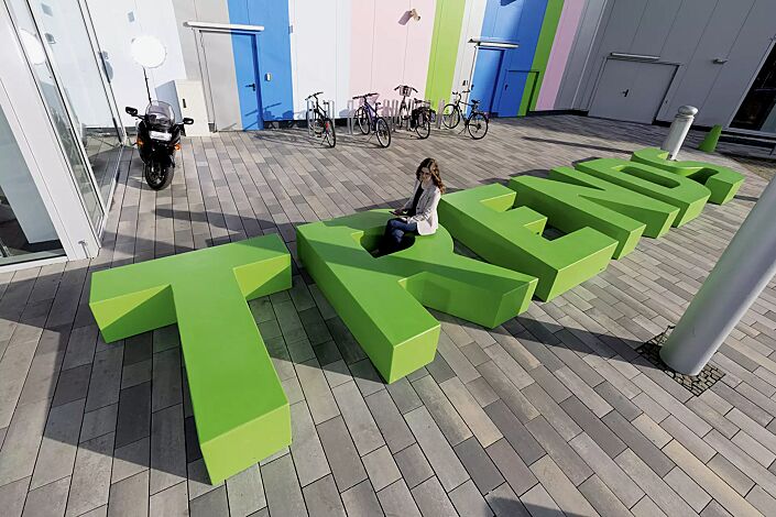 Sitzbuchstaben LETTER LINE in RAL 6037 reingrün