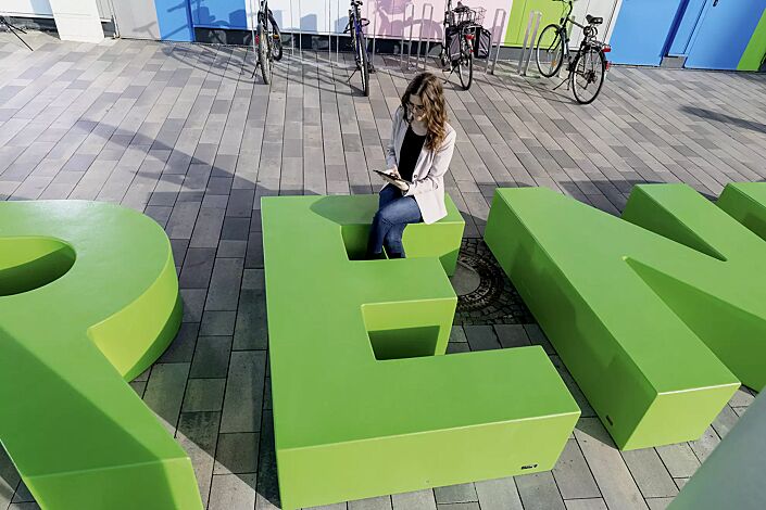 Sitzbuchstaben LETTER LINE in RAL 6037 reingrün