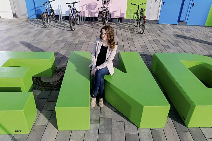 Sitzbuchstaben LETTER LINE in RAL 6037 reingrün