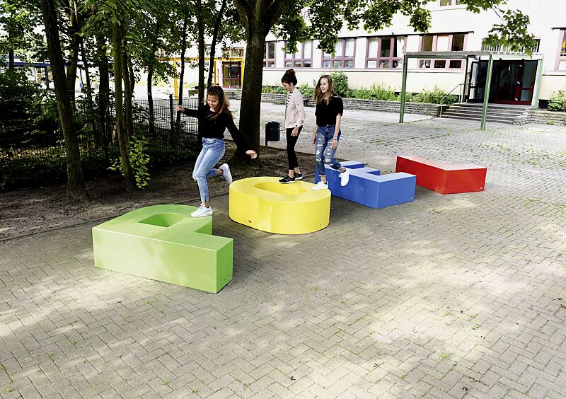 sitzelement-letter-line__shoKAT0055865 Sitzbuchstaben LETTER LINE in RAL 6018 gelbgrün, RAL 1018 zinkgelb, RAL 5015 himmelblau und RAL 3020 verkehrsrot