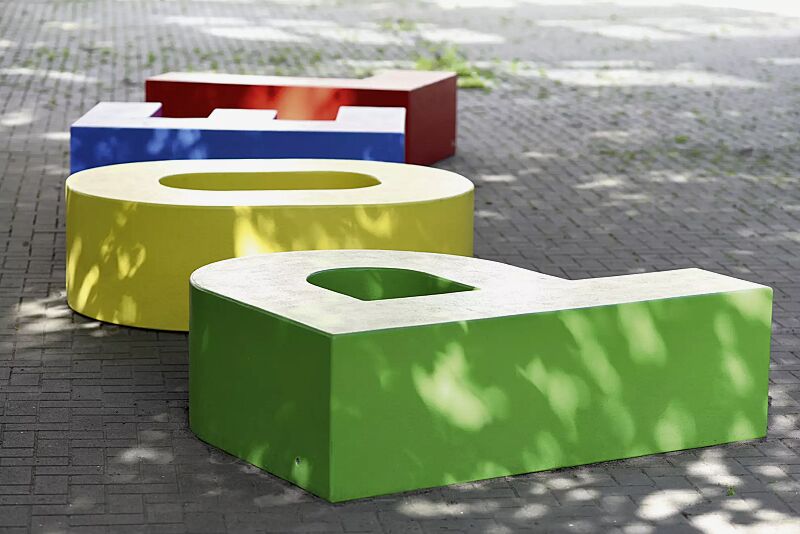 sitzelement-letter-line__shoKAT0055870 Sitzbuchstaben LETTER LINE in RAL 6018 gelbgrün, RAL 1018 zinkgelb, RAL 5015 himmelblau und RAL 3020 verkehrsrot