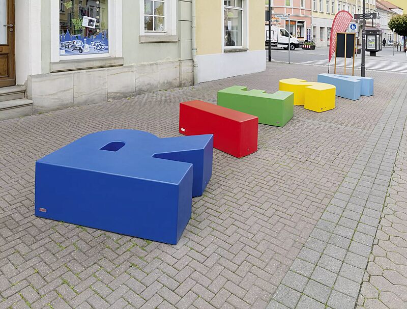 sitzelement-letter-line__shoKAT0063118 Sitzbuchstaben LETTER LINE in RAL 5015 himmelblau, RAL 3020 verkehrsrot, RAL 6018 gelbgrün, RAL 1018 zinkgelb und RAL 5012 lichtblau