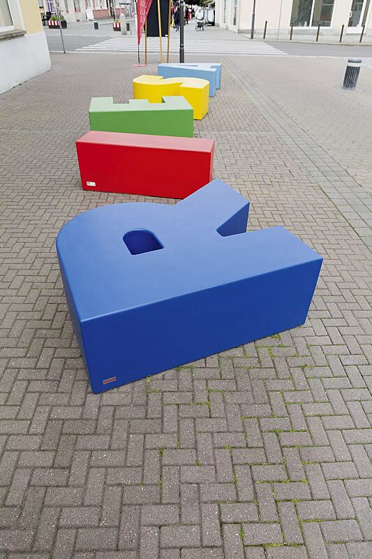 sitzelement-letter-line__shoKAT0063122 Sitzbuchstaben LETTER LINE in RAL 5015 himmelblau, RAL 3020 verkehrsrot, RAL 6018 gelbgrün, RAL 1018 zinkgelb und RAL 5012 lichtblau