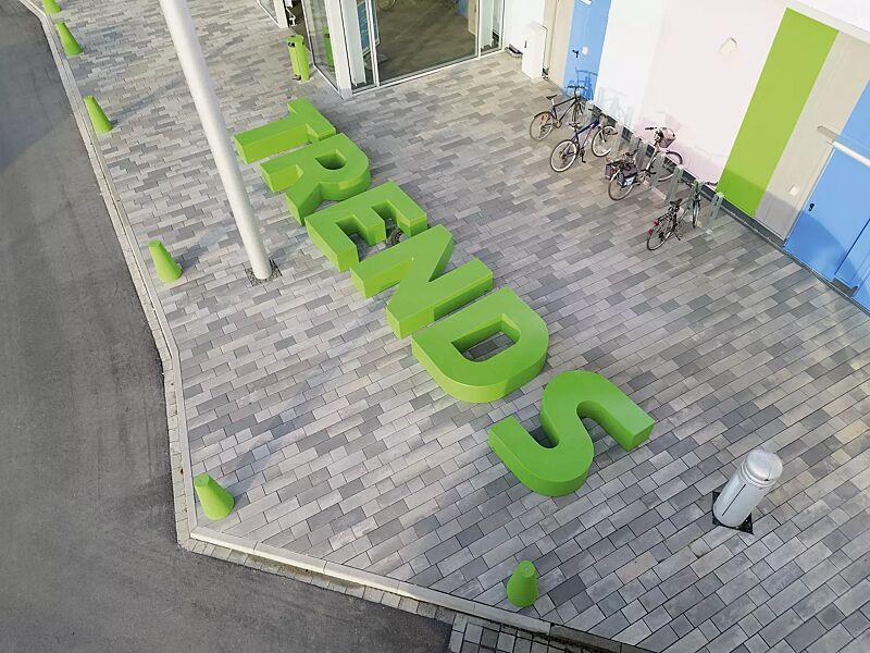 sitzelement-letter-line__shoKAT0071428 Sitzbuchstaben LETTER LINE in RAL 6037 reingrün sowie Poller KONE