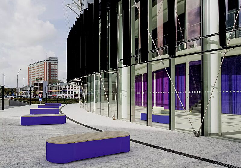 sitzpodest-urban-islands__shoKAT0032072 Sitzpodeste URBAN ISLANDS mit schräger Jatobaholzbelattung, Stahlteile in RAL 5002 ultramarinblau