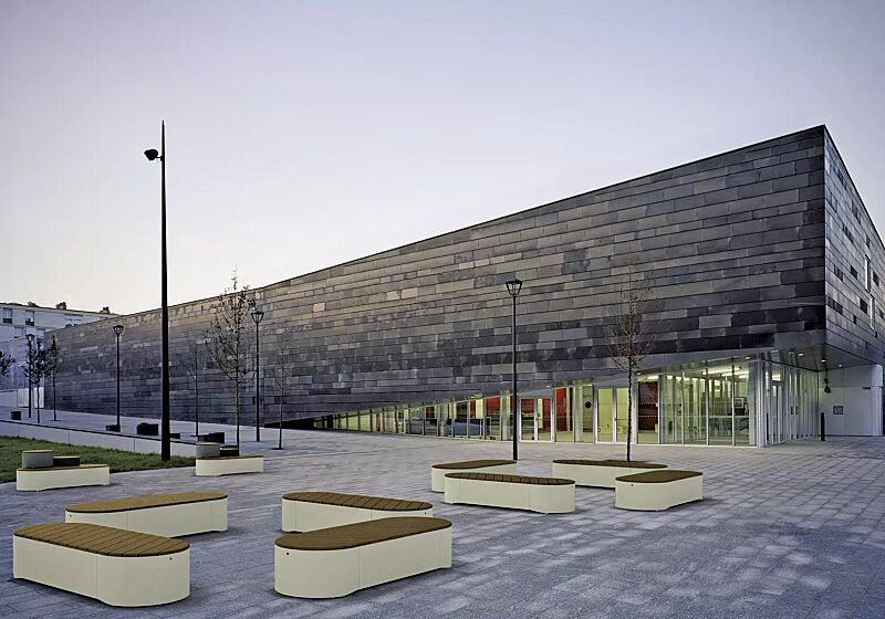 sitzpodest-urban-islands__shoKAT0032093 Sitzpodeste URBAN ISLANDS, mit schräger Jatobaholzbelattung, Stahlteile in RAL 9006 weißaluminium