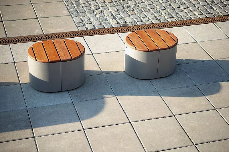 sitzpodest-urban-islands__shoKAT0053104 Sitzpodeste URBAN ISLANDS mit vertikaler Jatobaholzbelattung, Stahlteile in RAL 9007 graualuminium