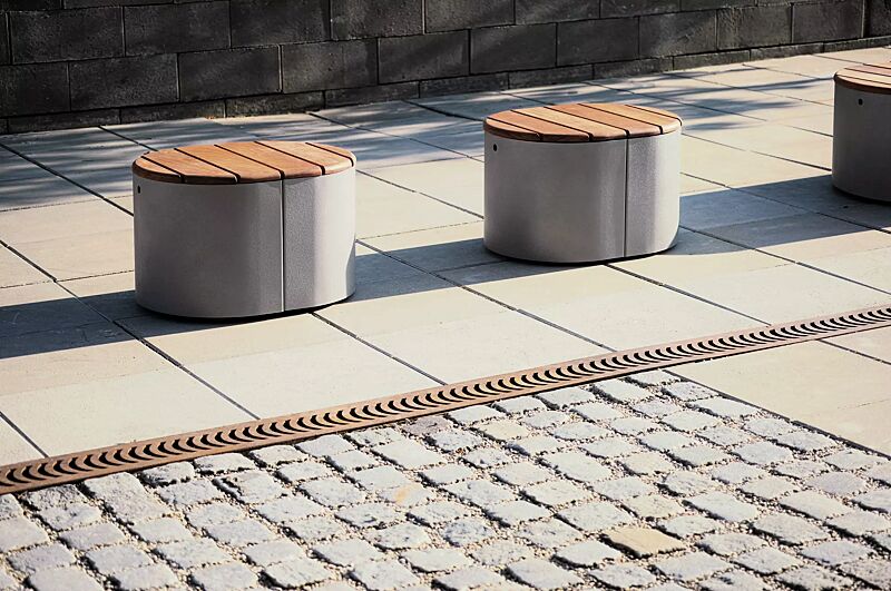 sitzpodest-urban-islands__shoKAT0053111 Sitzpodest URBAN ISLANDS mit vertikaler Jatobaholzbelattung, Stahlteile in RAL 9007 graualuminium