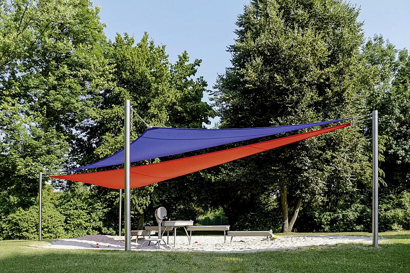 sonnensegel-benevento__shoKAT0074750 Sonnensegel BENEVENTO, 2 Stück, dreieckige Ausführung, Tuchfarbe 7908 dunkelblau bzw. 7903 rot, Edelstahlmast zum Einbetonieren (Zubehör)