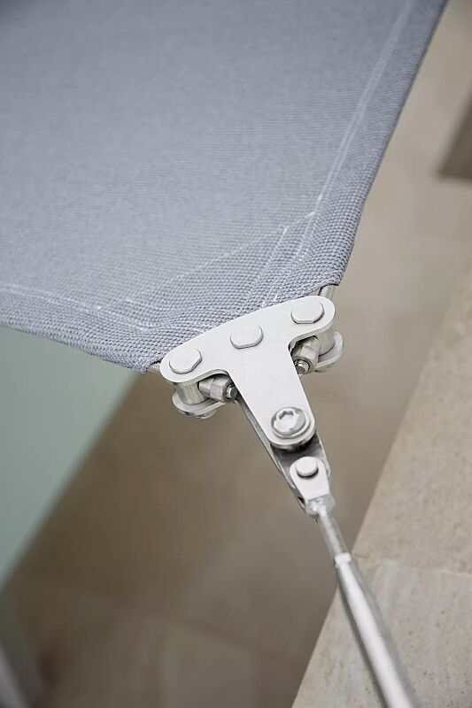 sonnensegel-benevento__shoKAT0074751 Detail: gesäumter Segeltuchrand mit innenliegendem Edelstahlseil, Ecken verstärkt mit Dreiecksring aus Edelstahl und 3-Wege-Edelstahlspannvorrichtung