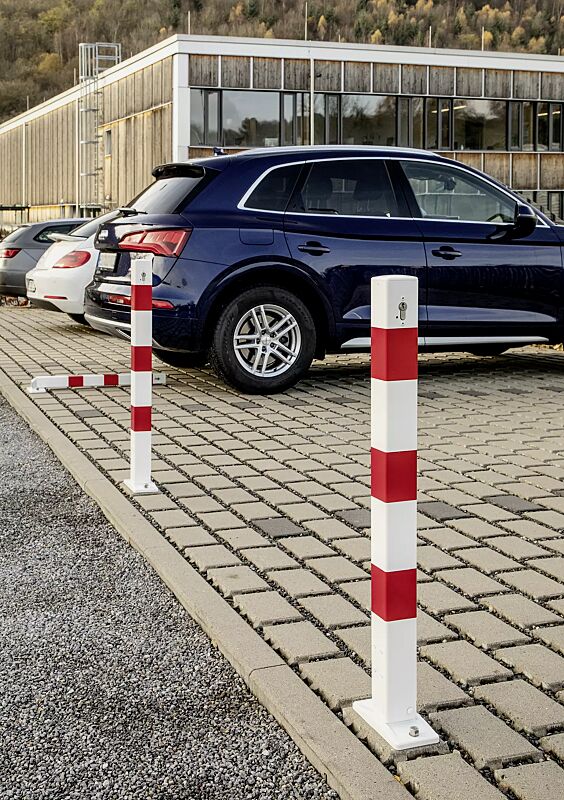 sperrpfosten-gernika-new__shoKAT0068124 Sperrpfosten GERNIKA NEW zum Aufdübeln, einseitig kippbar, mit Bodenplatte, mit Profilzylinderschloss, in RAL 9010 reinweiß mit roten Reflexstreifen