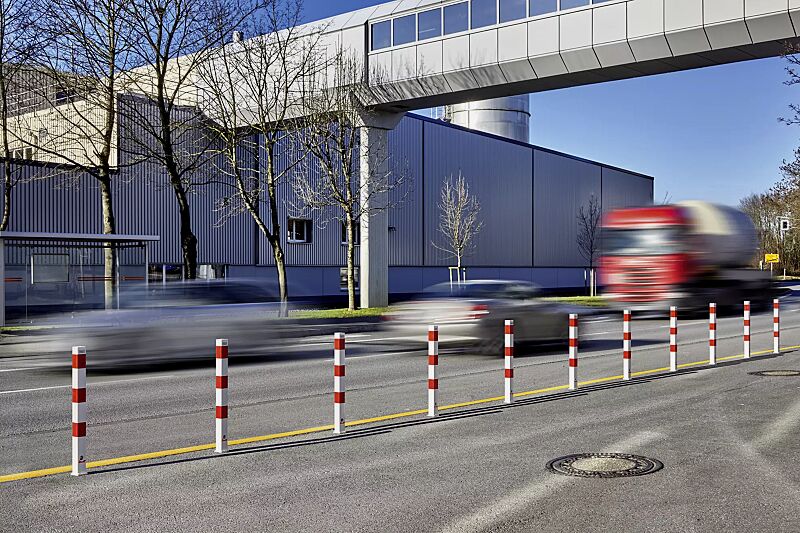 sperrpfosten-gernika-new__shoKAT0068680 Sperrpfosten GERNIKA NEW zum Einbetonieren, herausnehmbar aus Bodenhülse mittels Dreikantschloss, in RAL 9010 reinweiß mit roten Reflexstreifen