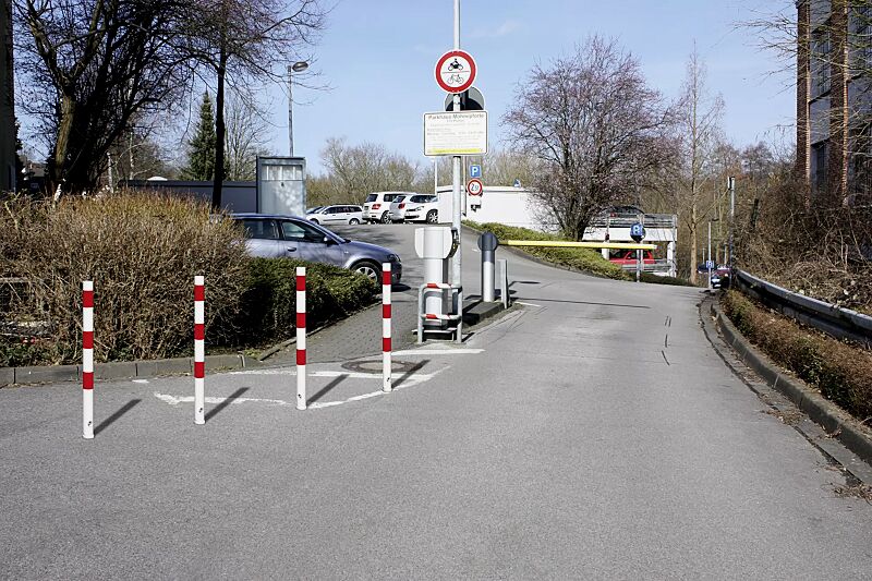 sperrpfosten-geroda__shoKAT0068972 Sperrpfosten GERODA zum Einbetonieren, Ø 60 mm, herausnehmbar aus Bodenhülse mittels Dreikantschloss, feuerverzinkt und pulverbeschichtet