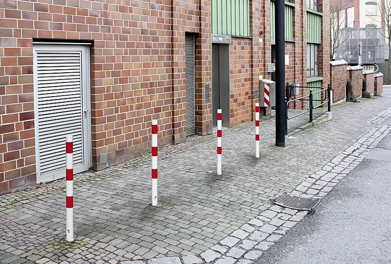 sperrpfosten-geroda__shoKAT0068975 Sperrpfosten GERODA zum Einbetonieren, Ø 60 mm, herausnehmbar aus Bodenhülse mittels Dreikantschloss, feuerverzinkt und pulverbeschichtet