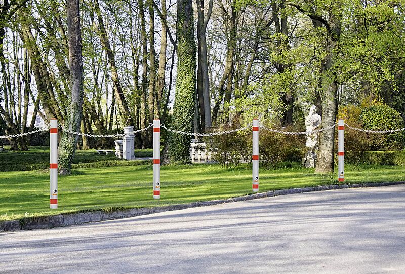 sperrpfosten-girona__shoKAT0062205 Sperrpfosten GIRONA aus Aluminium, herausnehmbar aus Bodenhülse mittels Dreikantschloss, feuerverzinkte Absperrkette (Zubehör)