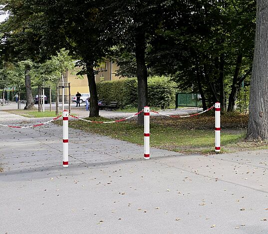 Sperrpfosten LAGUNA aus Stahl, pulverbeschichtet weiß mit roten Streifen (Mehrpreis), herausnehmbar aus Bodenhülse mittels Profilzylinderschloss, Absperrkette aus Kunststoff in rot/weiß (Zubehör)