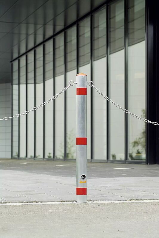 Sperrpfosten LAGUNA Ø 76 mm, herausnehmbar aus Bodenhülse mit DK-Schloss, mit Kettenösen