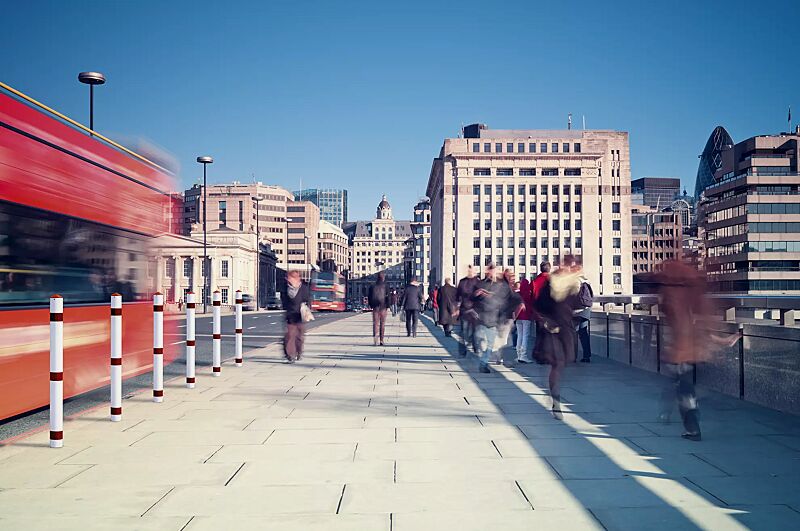 Sperrpfosten LAGUNA, rund, zum Einbetonieren, pulverbeschichtet in weiß (gegen Mehrpreis) mit roten Reflexstreifen