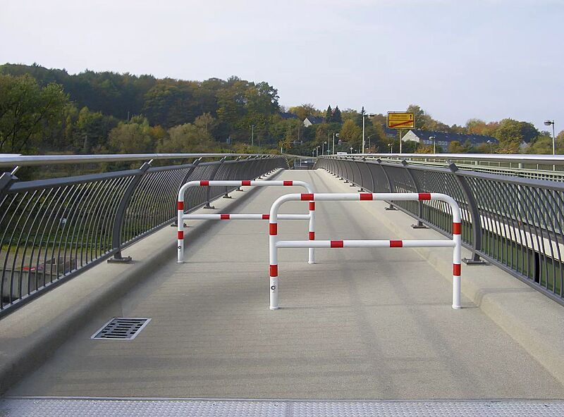 Sperrzaun VIHTI, verschließbar, feuerverzinkt und weiß pulverbeschichtet mit roten Reflexstreifen