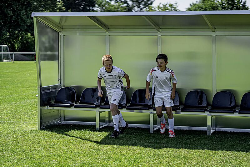 spielerkabine-calcio__shoKAT0075078 Detail: Sitze in schwarz