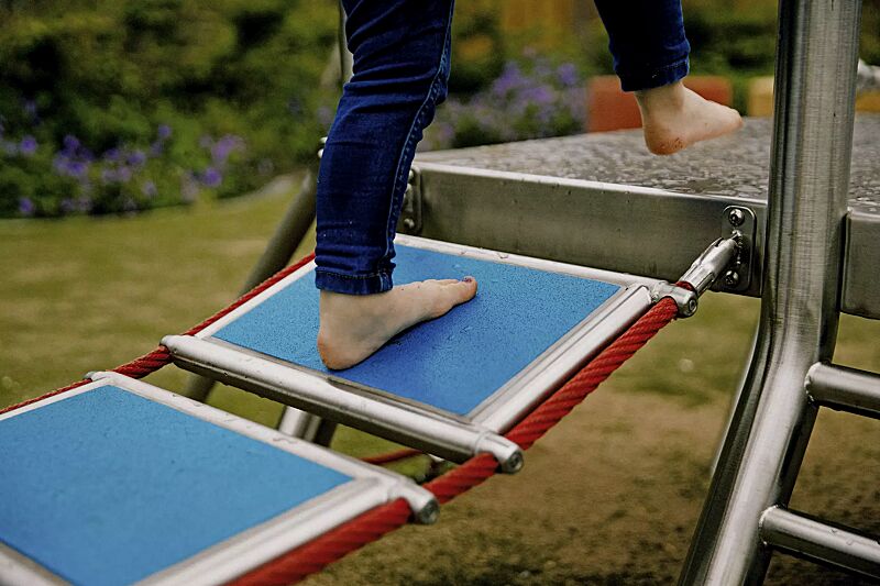 spielkombination-columbus__shoKAT0066598 Detail: Aufstiegshilfe mit farbiger EPDM-Beschichtung