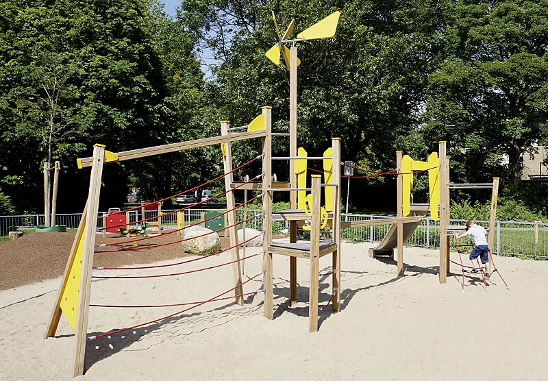 Spielkombination DANIEL mit weiteren Spielgeräten