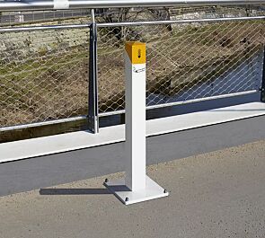 <div id="container" class="container">Standascher RIO, quadratisch, Korpus in RAL 9016 verkehrsweiß, Kopfteil in RAL 1023 verkehrsgelb</div>