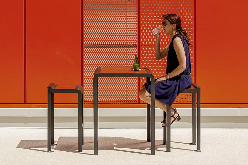 stehtisch-paosa__shoKAT0066228 Stehtisch PAOSA, Stahlteile in DB 703 eisenglimmer, Tischauflage aus rotem Zedernholz