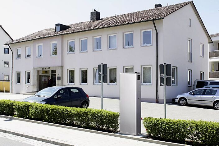Stromtankstelle COLOM mit Werbeaufsatz und Folienbeklebung