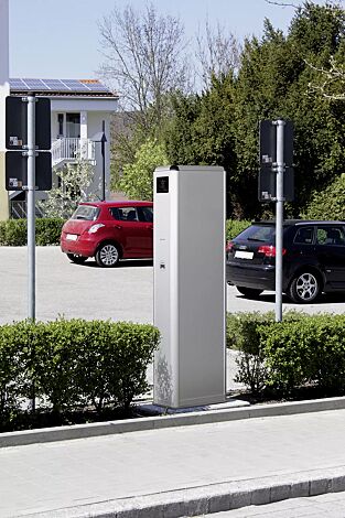 Stromtankstelle COLOM mit Werbeaufsatz und Folienbeklebung