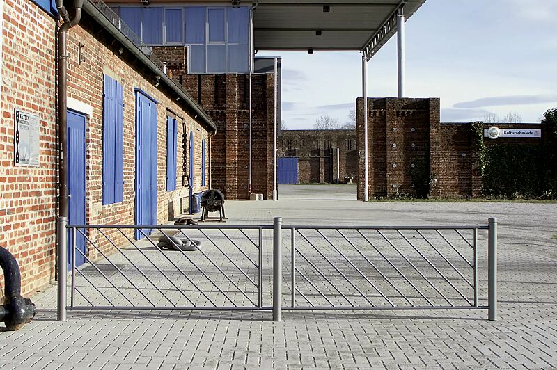 systemgelaender-mit-poller-boulevard-83__shoKAT0010050 Systemgeländer mit Poller BOULEVARD 83, bestehend aus Anfangs-, Mittel- und Endpoller sowie Gitterelementen mit diagonalen Füllstäben in einer Breite von 1970 mm, modular erweiterbar, in DB 703 eisenglimmer