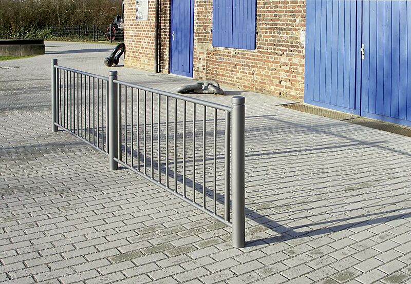 systemgelaender-mit-poller-boulevard-83__shoKAT0010051 Systemgeländer mit Poller BOULEVARD 83, bestehend aus Anfangs-, Mittel- und Endpoller sowie Gitterelementen mit vertikalen Füllstäben in einer Breite von 1970 mm, modular erweiterbar, in DB 703 eisenglimmer