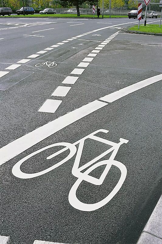 thermoplastische-fahrbahnmarkierung__shoKAT0012135 Weitere Symbole und Farben auf Anfrage.