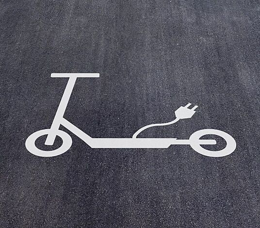 Thermoplastische Markierung E-SCOOTER MIT STECKER