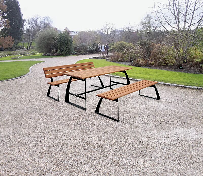 Tisch ADAM und Sitzbank ADAM mit und ohne Rückenlehne, mit Lärchenholzbelattung, Stahlteile in RAL 9005 tiefschwarz