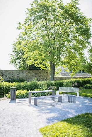 Kollektion ANZIO bestehend aus Tisch, Sitzbank, Sitz und Abfallbehälter, in eisenglimmergrau bzw. RAL 9003 signalweiß