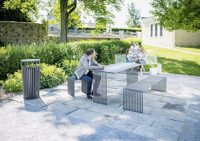 tisch-anzio__shoKAT0059635 Kollektion ANZIO bestehend aus Tisch, Sitzbank, Sitz und Abfallbehälter, in eisenglimmergrau bzw. in RAL 9003 signalweiß