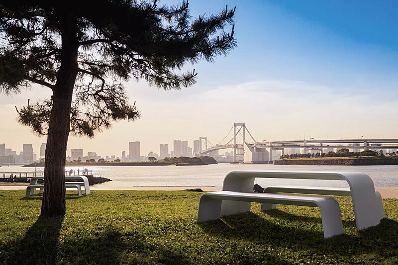 Tisch AURORA aus UTC®-Beton, in weiß, mit Sitzbänken ALBA