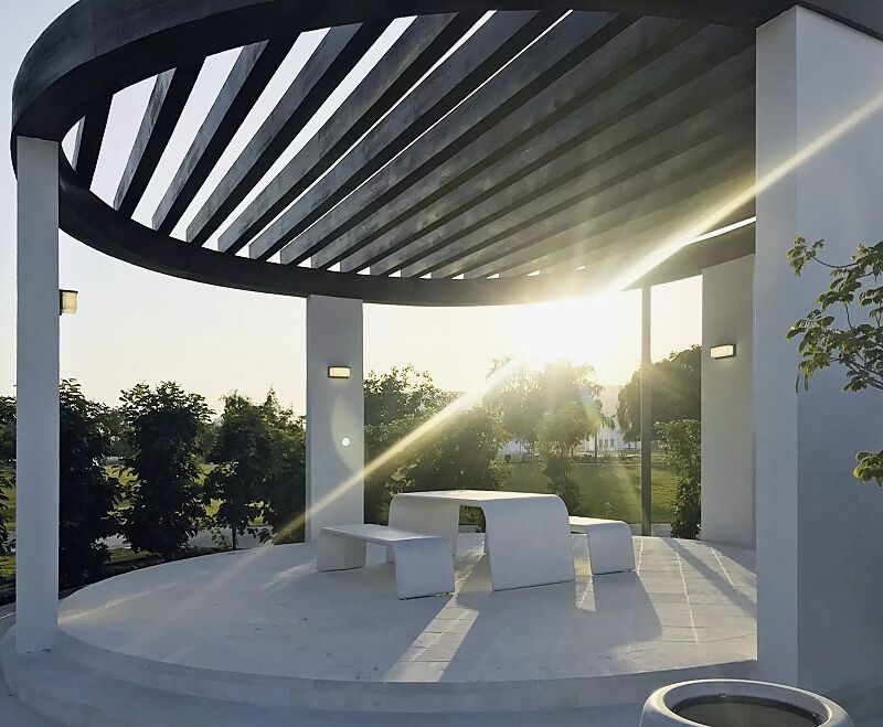 Tisch AURORA aus UTC®-Beton, in weiß und Sitzbank ALBA