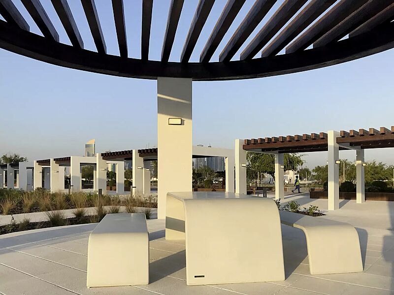 Tisch AURORA aus UTC®-Beton, in weiß und Sitzbank ALBA