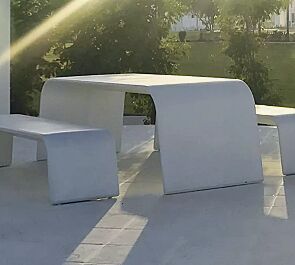 <div id="container" class="container">Tisch AURORA aus UTC®-Beton, in weiß und Sitzbank ALBA</div>