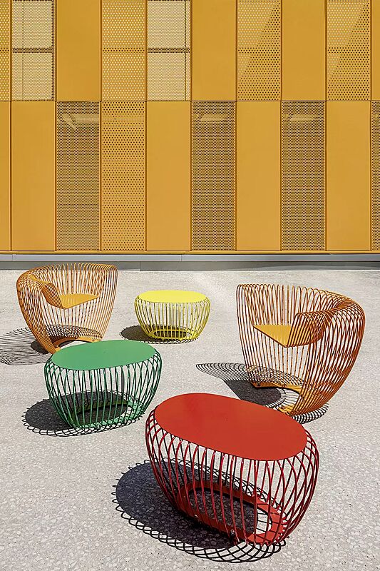 tisch-bubble__shoKAT0070831 Tische BUBBLE in RAL 1016 schwefelgelb, RAL 6037 reingrün und RAL 3020 verkehrsrot sowie Sitze BUBBLE in RAL 1037 sonnengelb