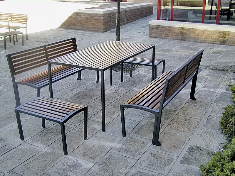 Tisch CAMILLA und Sitzbänke CAMILLA ohne und mit Rückenlehne, mit Hartholzbelattung, Stahlteile in RAL 7016 anthrazitgrau