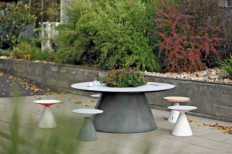 Tisch CONICS mit HPL-Auflage in Glacier blue 0706, inkl. Pflanzeinfassung, HPC-Beton in dunkelgrau und Sitze CONICS mit HPL-Auflage in Glacier blue 0706 bzw. White 0085 sowie Jatobaholzbelattung, HPC-Beton in hellgrau und dunkelgrau, Stahlteile in RAL ...